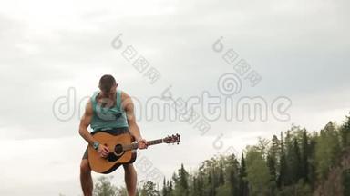 <strong>站在山顶</strong>上弹吉他的人。